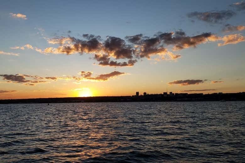 Passeio de Barco no Deslumbrante Lago Paranoá: Descubra a Capital do Brasil de um Ângulo Inusitado!