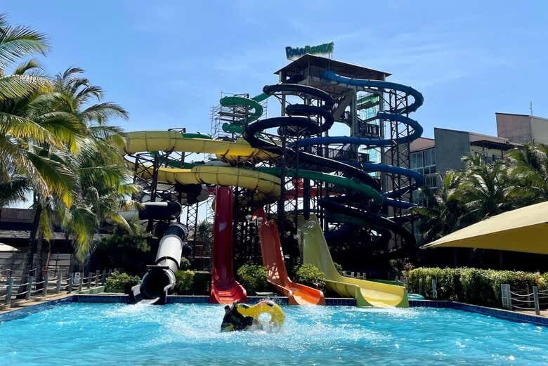 Diversão Sem Limites: Day Use no Beach Park com Transporte Incluso!