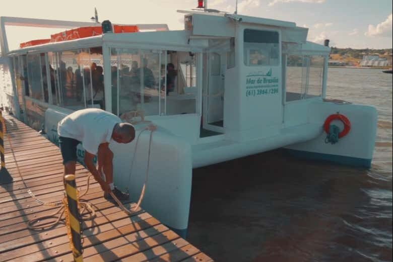 Passeio de Barco no Deslumbrante Lago Paranoá: Descubra a Capital do Brasil de um Ângulo Inusitado!