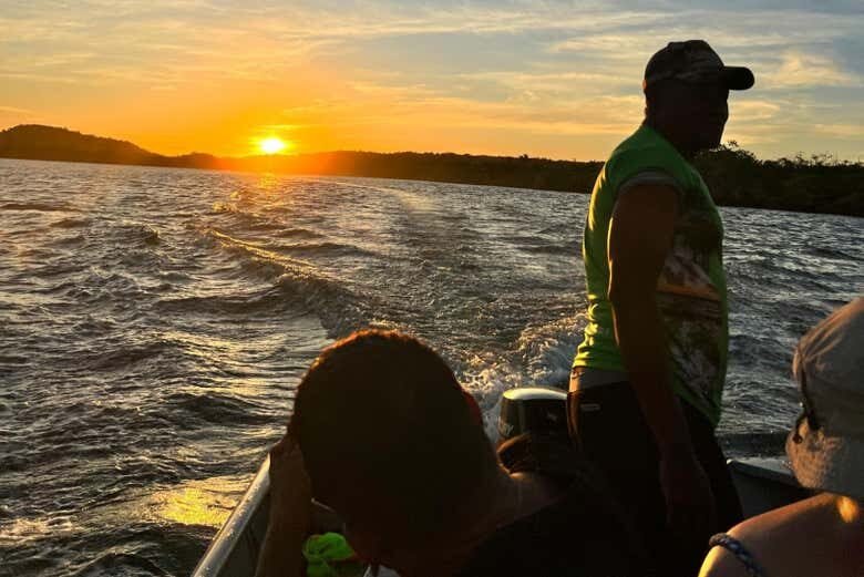 Explore as Belezas Naturais de Itacaré: Passeio de Barco pelo Rio de Contas!