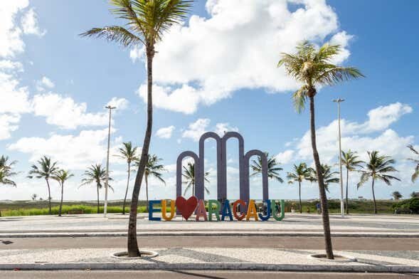 Explore os Encantos de Aracaju e Relaxe na Praia de Aruana!