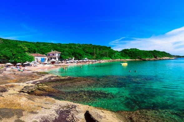 Descubra as Belezas de Búzios: Tour Completo com Almoço e Passeio de Escuna!