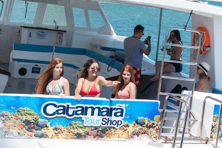 Explore as Praias Paradisíacas de Búzios em um Passeio de Catamarã Inesquecível!