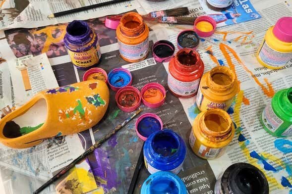 Tour por Holambra com Oficina de Pintura de Tamancos!