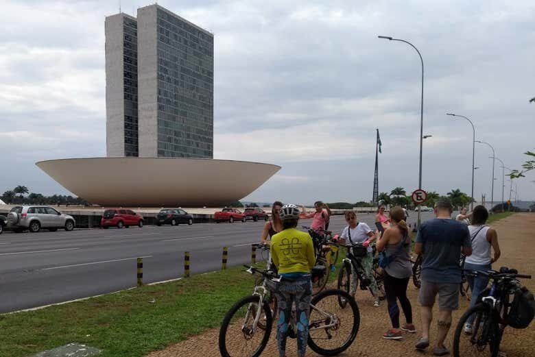 Explore Brasília de Bicicleta: Descubra a Capital com Diversão e Saúde!