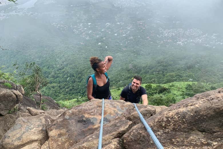 Trilha e Escalada na Pedra da Gávea com Vistas Incríveis do Rio!