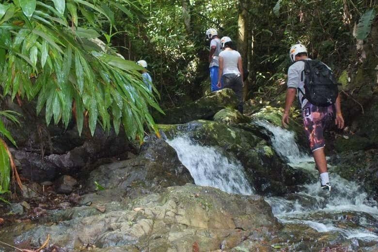 Aventuras Aquáticas no Ribeirão Bonito: Prepare-se para o Water Trekking em Meio à Natureza!