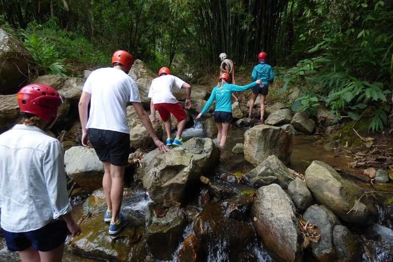 Aventuras Aquáticas no Ribeirão Bonito: Prepare-se para o Water Trekking em Meio à Natureza!