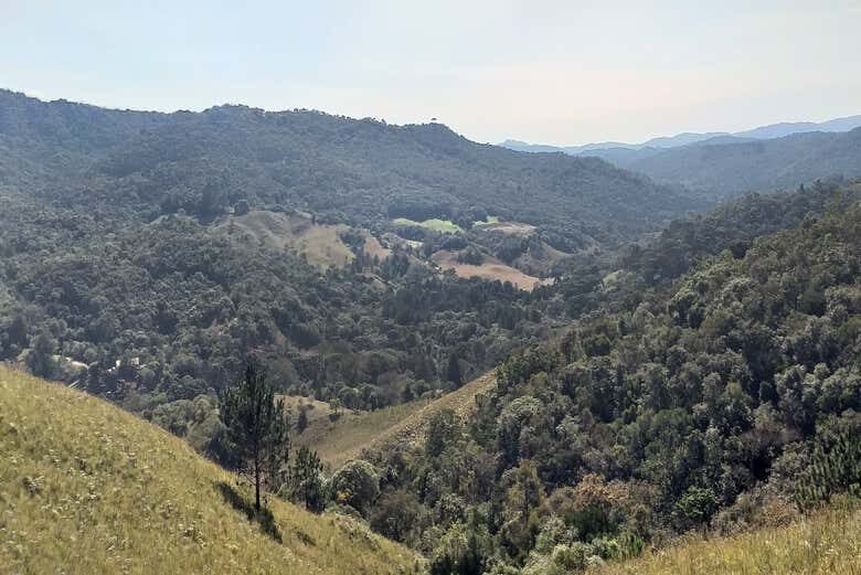 Trilhas Épicas do Paraná: Escolha Entre o Cânion da Faxina ou o Pico Araçatuba!