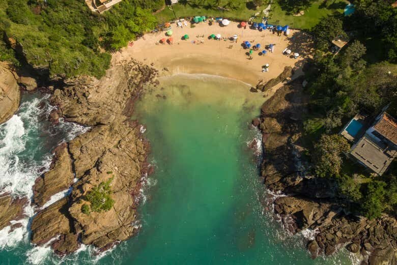 Explore o Litoral de Búzios com um Incrível Passeio de Canoa Havaiana!