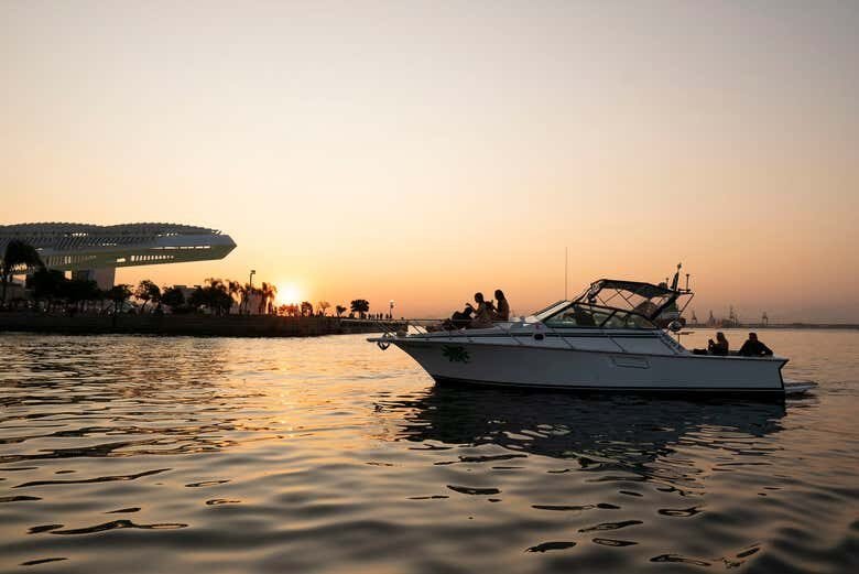 Explore as Belezas da Baía de Guanabara ao Entardecer: Um Passeio de Barco Inesquecível!