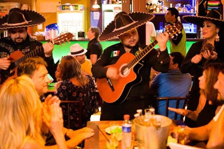 Encante-se com o Tour Noturno e Jantar em Balneário Camboriú!