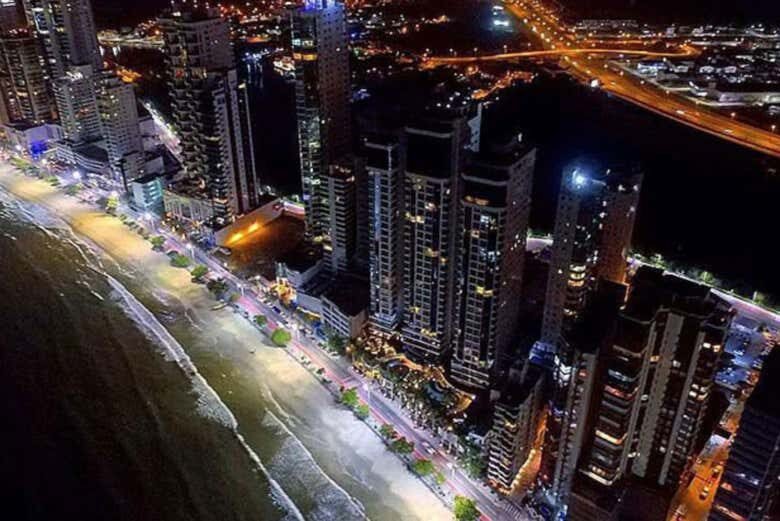 Encante-se com o Tour Noturno e Jantar em Balneário Camboriú!