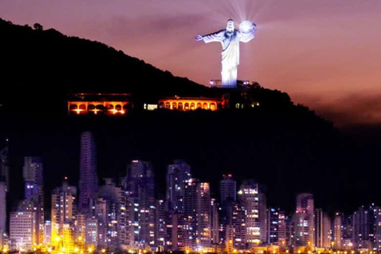 Encante-se com o Tour Noturno e Jantar em Balneário Camboriú!