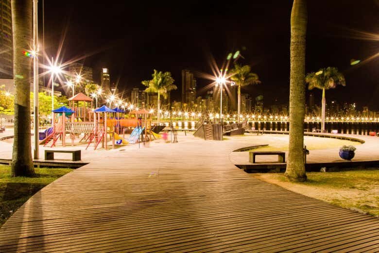 Encante-se com o Tour Noturno e Jantar em Balneário Camboriú!