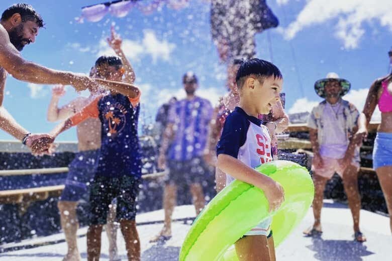 Aventura Pirata em Bombinhas: Diversão a Bordo e Mergulho no Mar!