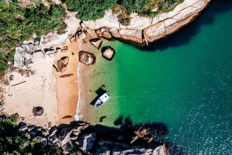 Aventura Pirata em Bombinhas: Diversão a Bordo e Mergulho no Mar!