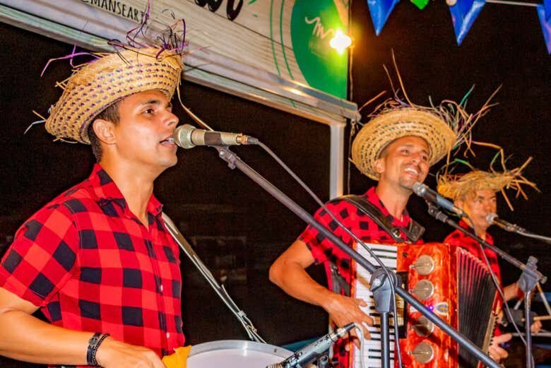 Viva a Cultura Nordestina: Passeio de Barco com Espetáculo Folclórico em João Pessoa!