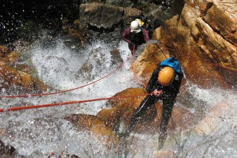 Rapel na Cachoeira Água Fria: Aventura e Adrenalina em Alto Paraíso de Goiás!