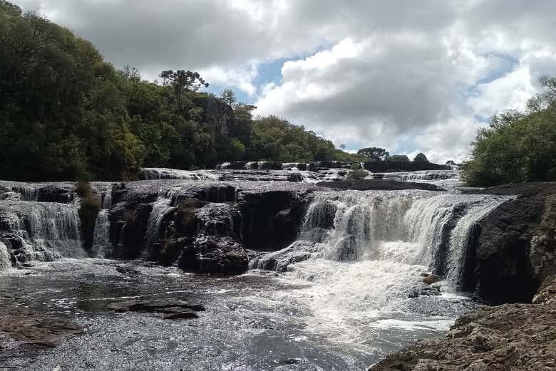 Explore a Magnífica Cachoeira dos Venâncios: Aventura e Beleza Natural em Cambará do Sul!