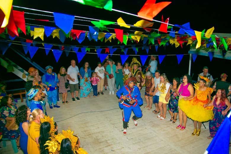 Viva a Cultura Nordestina: Passeio de Barco com Espetáculo Folclórico em João Pessoa!