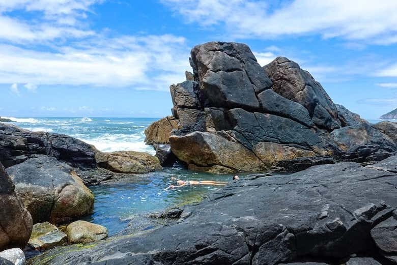 Exploração Impressionante na Trilha da Praia do Silveira!