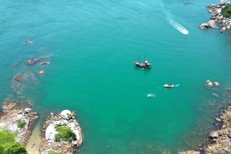 Aventura Pirata em Bombinhas: Diversão a Bordo e Mergulho no Mar!