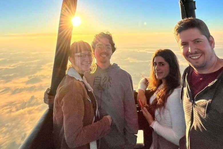 Voo de Balão ao Amanhecer em Campo Largo: Uma Aventura nas Alturas!