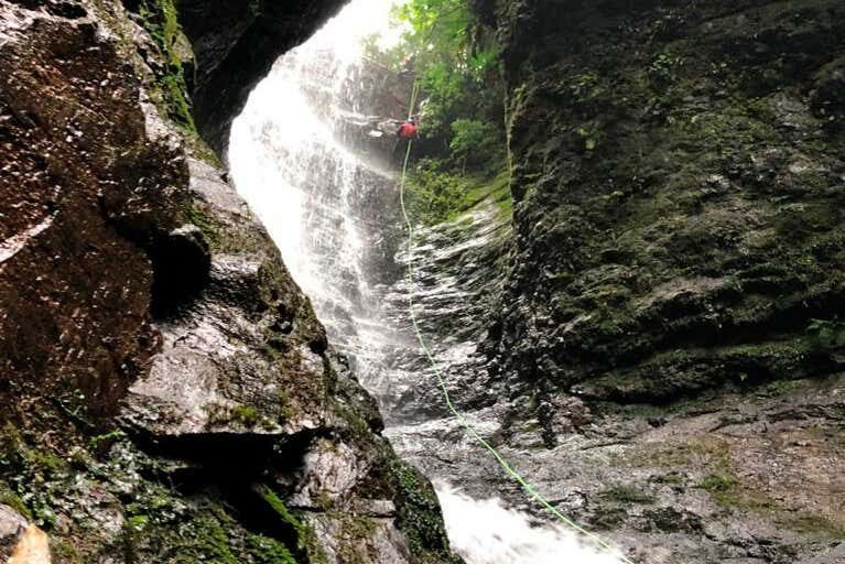 Desafio Radical: Canyoning na Via do Café em Praia Grande!