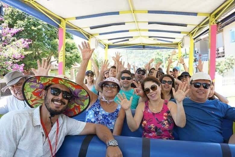 Tour pelas Praias de Bombinhas: Descubra o Paraíso do Sul do Brasil!