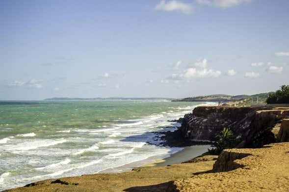 Desfrute das Incríveis Praias de Pipa com Partida de João Pessoa!