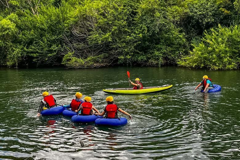 Aventuras no Tubing pelo Rio Canoa!