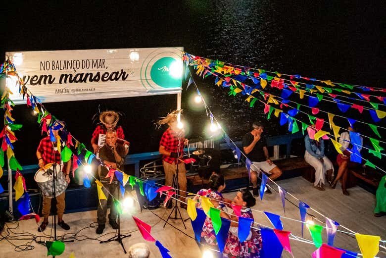 Viva a Cultura Nordestina: Passeio de Barco com Espetáculo Folclórico em João Pessoa!
