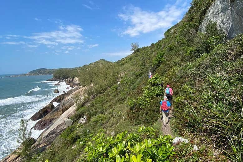 Aventura Imperdível: Trilha entre a Praia do Rosa e a Praia da Ferrugem!