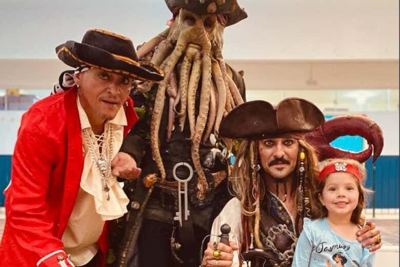 Aventura Pirata em Bombinhas: Diversão a Bordo e Mergulho no Mar!