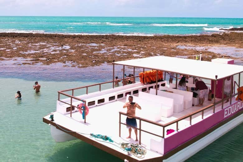 Descubra as Piscinas Naturais de Japaratinga com um Incrível Passeio de Barco!