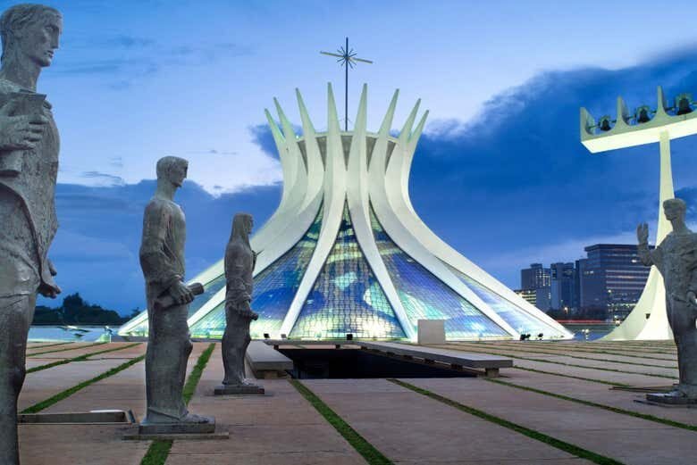 Explore a Brasília Futurista: Excursão Completa com Saída de Goiânia!