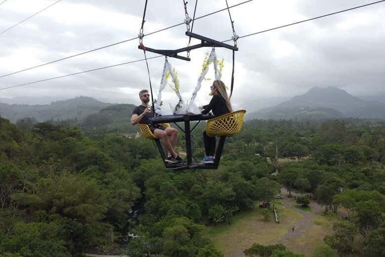 Piquenique nas Alturas ao Entardecer – Skytable em Praia Grande!