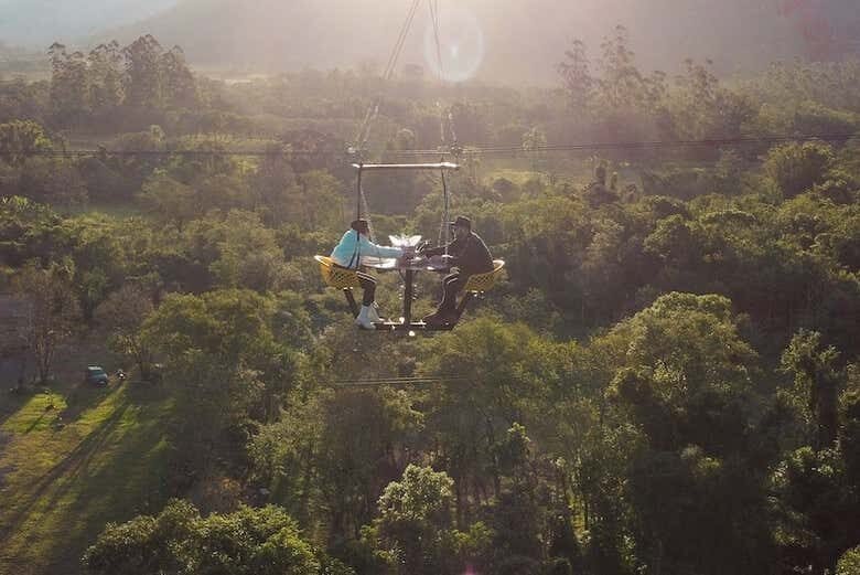Piquenique nas Alturas ao Entardecer – Skytable em Praia Grande!