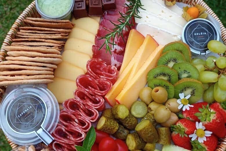 Piquenique nas Alturas ao Entardecer – Skytable em Praia Grande!