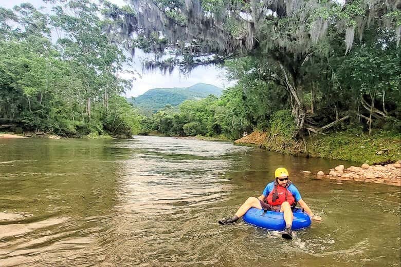 Aventuras no Tubing pelo Rio Canoa!