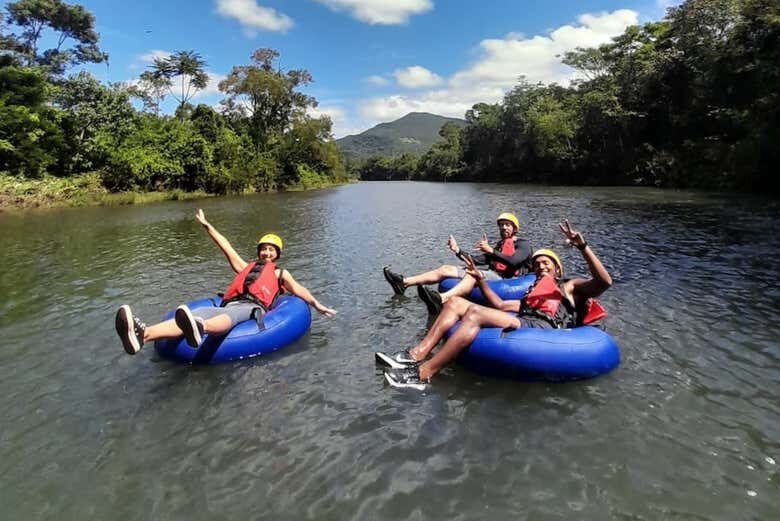 Aventuras no Tubing pelo Rio Canoa!