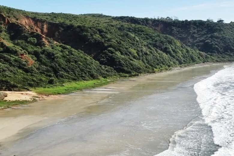 Descubra as Praias Secretas de Imbituba: Trilha da Praia dos Amores à Praia D'Água!