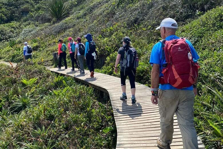 Aventura Imperdível: Trilha entre a Praia do Rosa e a Praia da Ferrugem!