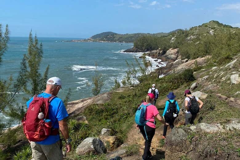 Aventura Imperdível: Trilha entre a Praia do Rosa e a Praia da Ferrugem!