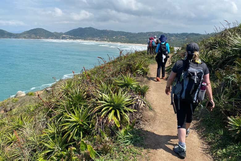 Aventura Imperdível: Trilha entre a Praia do Rosa e a Praia da Ferrugem!