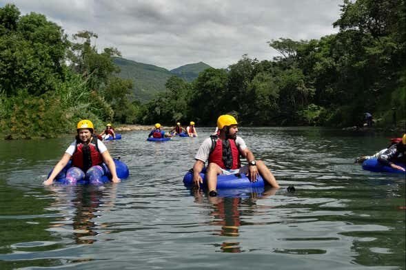 Aventuras no Tubing pelo Rio Canoa!