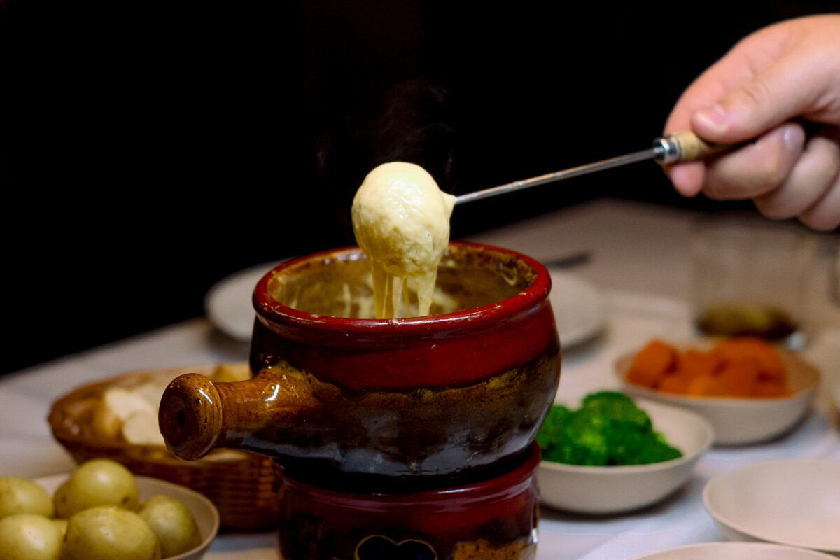 Sequência de Fondue Tradicional Ilimitada, ao lado da rua coberta!