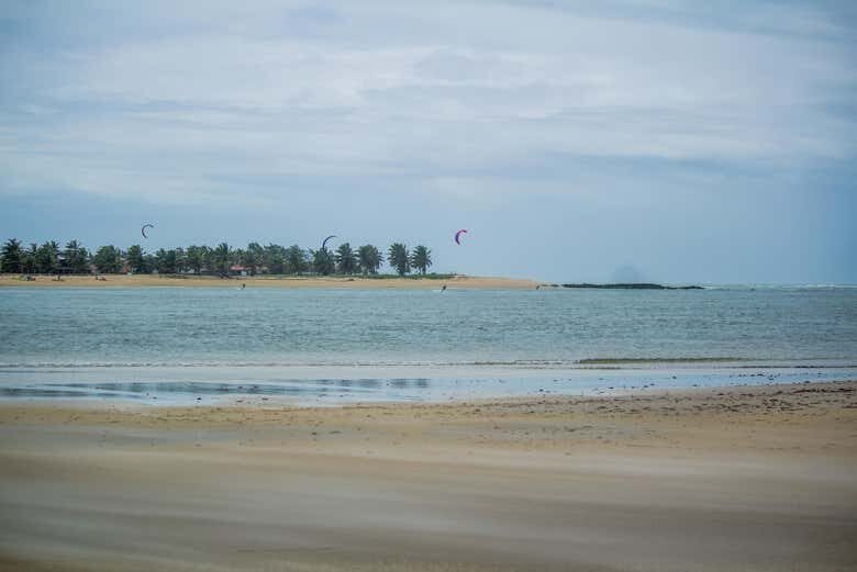 Paraíso Tropical em Barra do Cunhaú: Praias, Rio e Passeio de Barco!